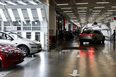 Shanghai Calls Major Automakers to Meeting on Online Compliance Rules