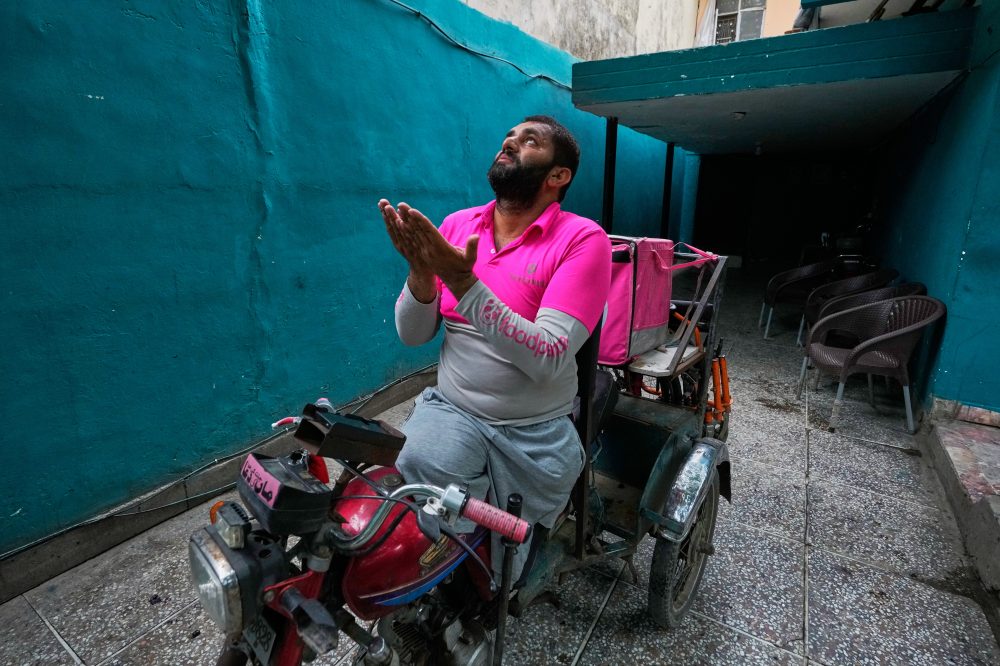 Pakistani Man Loses Both Legs in Crash, Adapts Motorcycle and Returns to Delivery Work