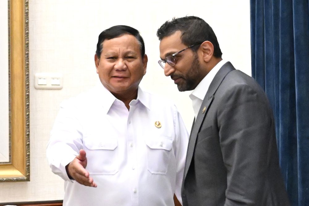 FBI Director Returns Stolen Papua Artifacts to Indonesian President