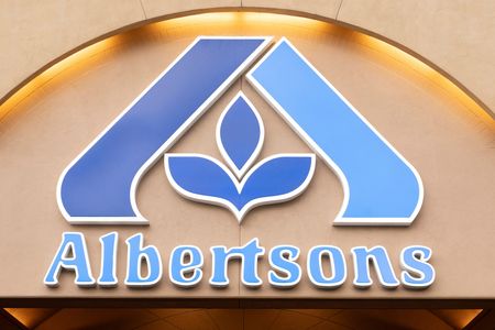 Albertsons Slashes Sales and Profit Outlook; Stock Tumbles 20%