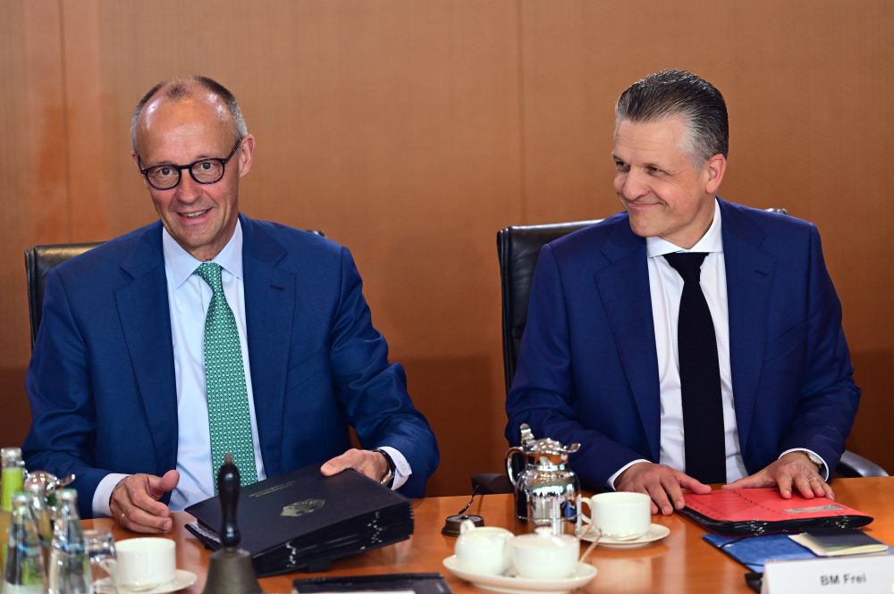 German Chancellor Reshuffles Cabinet as Far-Right Party Gains Ground