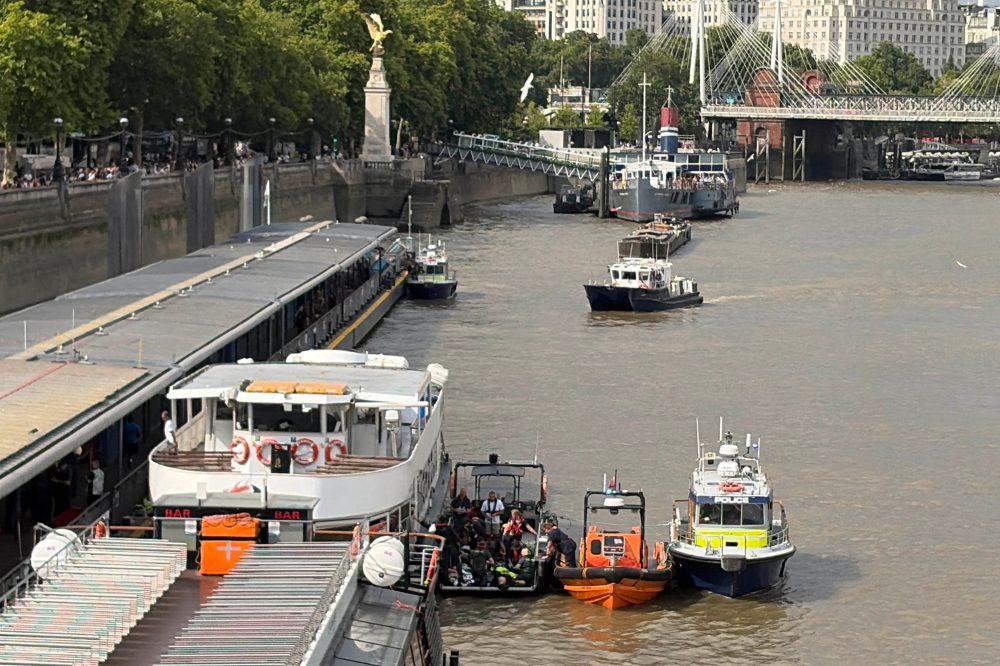 London Police Boat Slams Into Westminster Bridge, Officers Thrown Into Thames