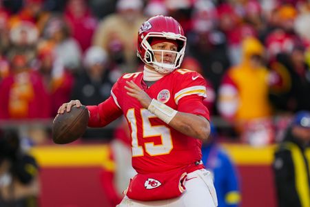 Patrick Mahomes Cleared for Full Training Camp After Knee Surgery