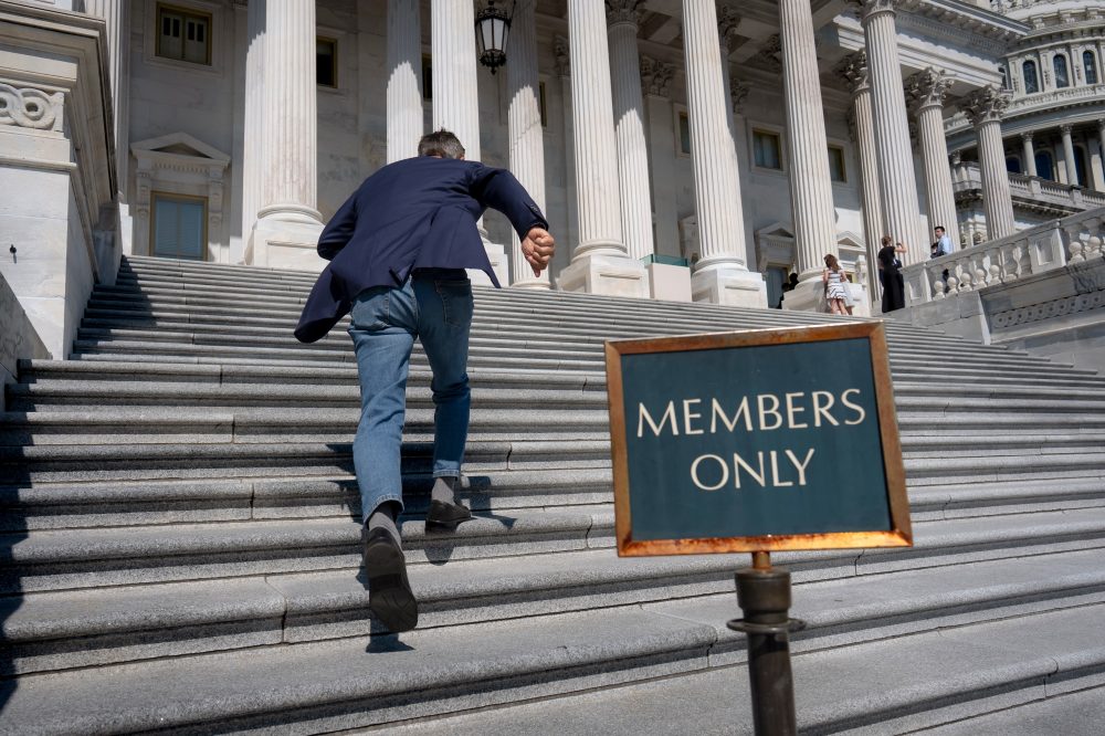 Reelection Campaigns Prove Tricky as Lawmakers Head Home After Chaotic Congressional Session