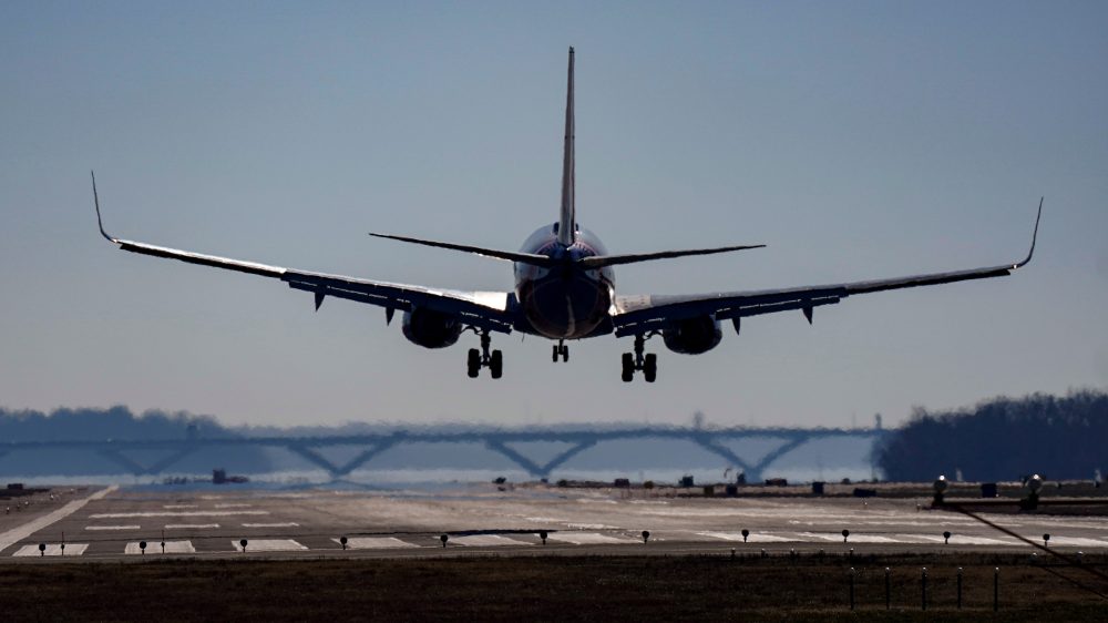 Beat Jet Lag This Summer With Smart Eating and Drinking Tips