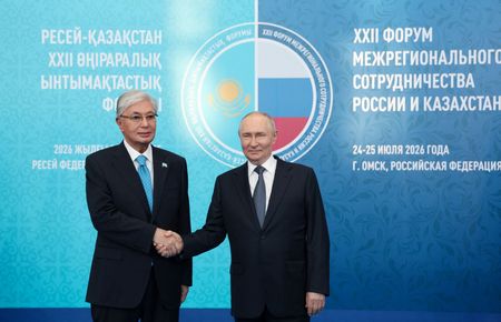 Kazakh Leader Urges Ukraine War Freeze While Standing Next to Putin