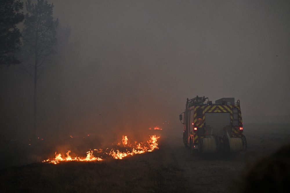 Macron Chairs Emergency Meeting as Wildfires Force 250,000 From Homes in France